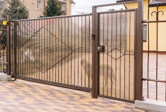 Купить ворота из профлиста с элементами ковки, с металлическими столбами в рамке или под дерево в Раменском от 155160 руб